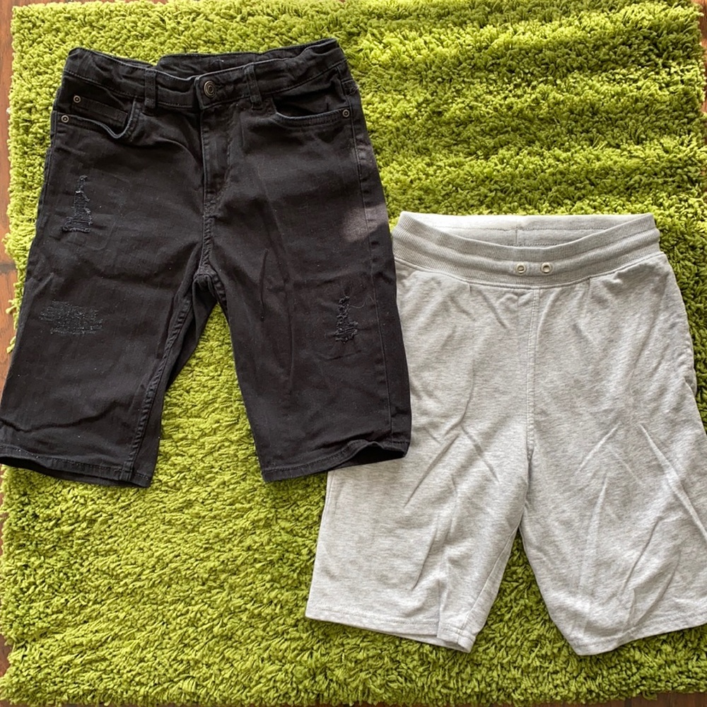 H&M’s bundle of shorts for a boy black and gray